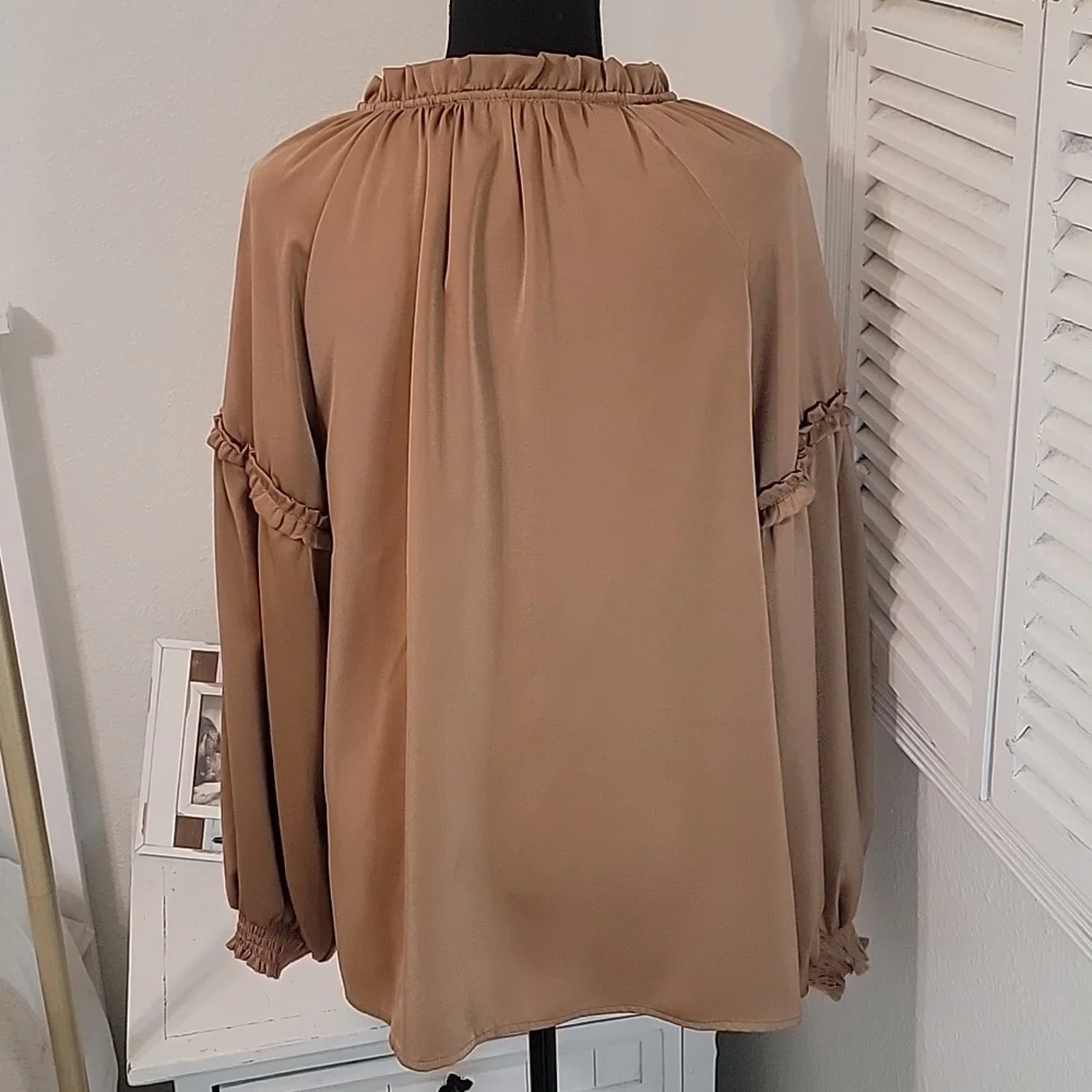 🆕️ Week & Ruffle Satin Like Top - Picture 4 of 6